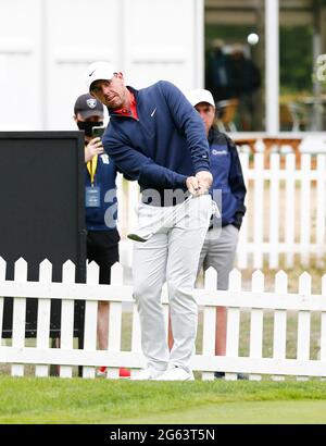 Kilkenny, Irlande.2 juillet 2021; Mount Juliet Golf Club, Kilkenny, Irlande; Dubai Duty Free Irish Open Golf, deuxième jour; Rory McIlroy, d'Irlande du Nord, pratique son crédit de chipping: Action plus Sports Images/Alay Live News Banque D'Images