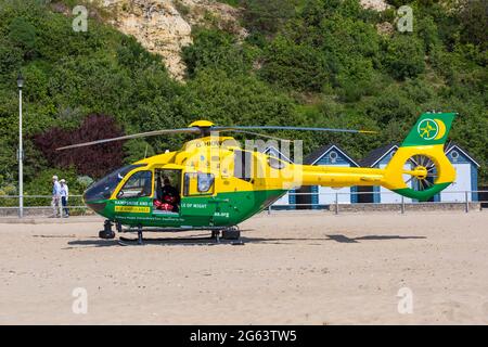 Bournemouth, Dorset, Royaume-Uni. 2nd juillet 2021. L'hélicoptère Hampshire & Isle of Wight Air Ambulance débarque sur la plage d'Alum Chine, à Bournemouth pour assister à un incident médical au sommet de la falaise. Crédit : Carolyn Jenkins/Alay Live News Banque D'Images