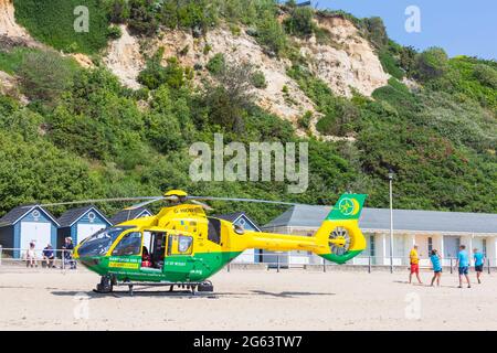 Bournemouth, Dorset, Royaume-Uni. 2nd juillet 2021. L'hélicoptère Hampshire & Isle of Wight Air Ambulance débarque sur la plage d'Alum Chine, à Bournemouth pour assister à un incident médical au sommet de la falaise. Crédit : Carolyn Jenkins/Alay Live News Banque D'Images