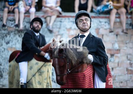 Ljubljana, Slovénie. 30 juin 2021. Les Goulus (FRA) se produisent lors du festival international de théâtre de rue Ana Desetnica à Ljubljana. Le festival international de théâtre de rue Ana Desetnica à Ljubljana a lieu du 30 juin au 4 juillet 2021. Crédit : SOPA Images Limited/Alamy Live News Banque D'Images