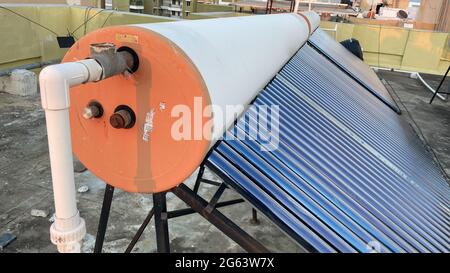 Tubes de panneaux solaires installés sur les toits pour économiser l'énergie et comme source d'énergie alternative à Bengaluru Inde Banque D'Images