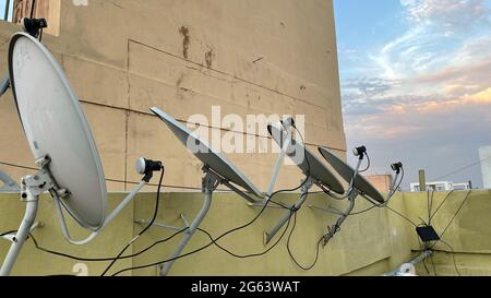 Vue des antennes paraboliques installées sur le toit et orientées dans un sens Banque D'Images