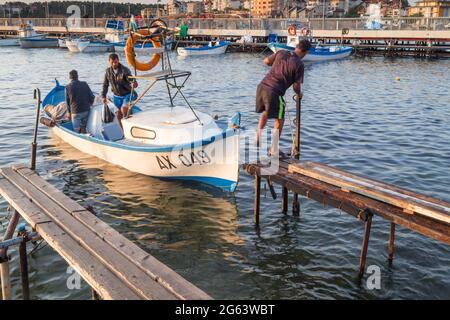 Ahtopol - 10 septembre : les pêcheurs revenant de la jetée de pêche le 10 septembre 2016, Ahtopol, Bulgarie Banque D'Images