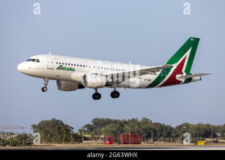 Airbus A319-112 Alitalia (REG: EI-IMG) effectuant son vol au départ de Rome, Italie. Banque D'Images