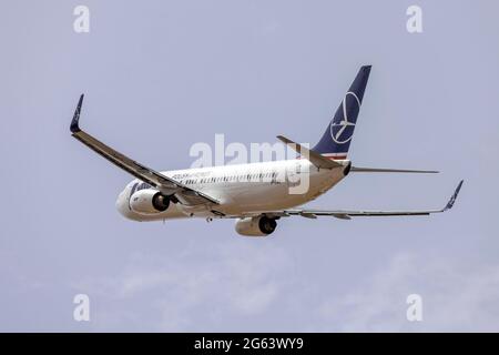 LOT - Polish Airlines Boeing 737-89P (Reg.: SP-LWC) escalade de la piste 13 à Varsovie, Pologne. Banque D'Images