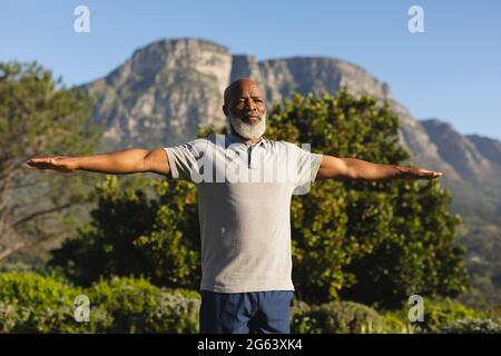 Homme afro-américain senior s'exerçant à l'extérieur dans une campagne magnifique Banque D'Images