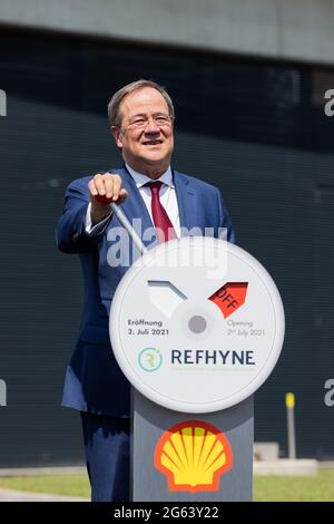 Wesseling, Allemagne. 02 juillet 2021. Armin Laschet, ministre-président de la Rhénanie-du-Nord-Westphalie, président fédéral et candidat au poste de chancelier de la CDU, commute symboliquement un changement. Le groupe énergie Shell met en service une usine d'électrolyse de l'hydrogène. Credit: Rolf Vennenbernd/dpa/Alay Live News Banque D'Images