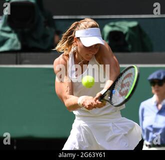 Londres, Royaume-Uni. 02 juillet 2021. London Wimbledon Championships Day 5 02/07/2021 Liudmila Samsonova en troisième partie contre Sloane Stephens (USA) Credit: Roger Parker/Alay Live News Banque D'Images