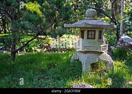 Lanterne en pierre sur jardin japonais, Rio de Janeiro, Brésil Banque D'Images