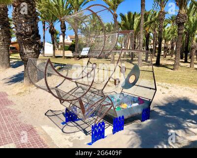 San Javier, Espagne - juin, 2021: Poubelle en métal pour plastique se situe dans le parc public près de la plage . Photo de haute qualité Banque D'Images