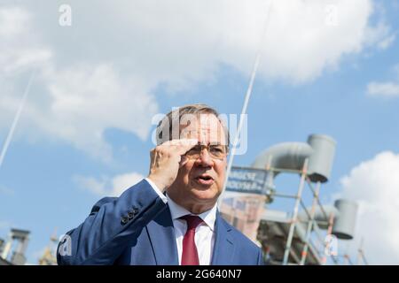 Wesseling, Allemagne. 02 juillet 2021. Armin Laschet, Ministre-Président de la Rhénanie-du-Nord-Westphalie, Président fédéral et candidat au poste de Chancelier de la CDU, fait une déclaration. Le groupe énergie Shell met en service une usine d'électrolyse de l'hydrogène. Credit: Rolf Vennenbernd/dpa/Alay Live News Banque D'Images