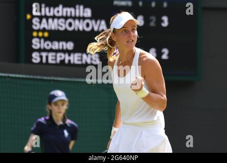 Londres, Royaume-Uni. 02 juillet 2021. London Wimbledon Championships Day 5 02/07/2021 Liudmila Samsonova en troisième partie contre Sloane Stephens (USA) Credit: Roger Parker/Alay Live News Banque D'Images