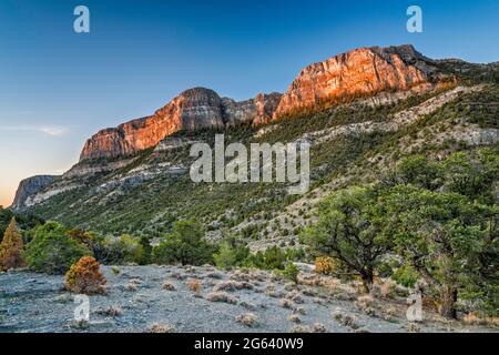 Formations rocheuses près de Notch Peak, forêt de pinyon-Juniper, au-dessus de Miller Canyon, lever du soleil, chaîne de maisons, Sévier Desert, Great Basin Desert, Utah, États-Unis Banque D'Images