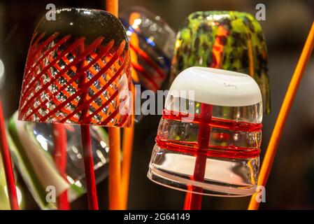 Une boutique de verrerie à Venise, en Italie, avec une vitrine de verre coloré fait sur l'île voisine de Murano, célèbre pour sa fabrication de verre. Banque D'Images