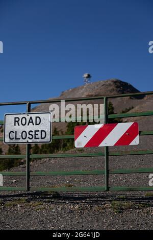 Panneau indiquant la fermeture de la route à Slate Peak Banque D'Images