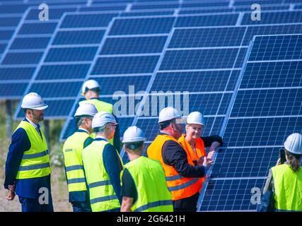 Zietlitz, Allemagne. 02 juillet, 2021.: Manuela Schwesig (SPD, M), le ministre président de Mecklembourg-Poméranie occidentale, se tient entre d'autres invités à côté d'un panneau solaire lors de l'activation de ce qui est, selon l'opérateur, le plus puissant parc solaire dans Mecklembourg-Poméranie occidentale. Près de 200,000 modules solaires ont été installés sur 86 hectares dans une ancienne mine de gravier. Le co-investisseur est le fournisseur d'énergie Schwerin Wemag. Credit: dpa Picture Alliance/Alay Live News Banque D'Images