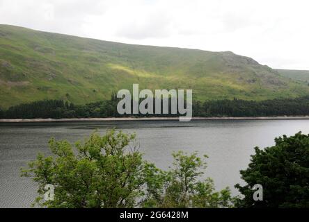 Vue sur le réservoir de Haweswater depuis un jardin dans le Lake District, Royaume-Uni Banque D'Images