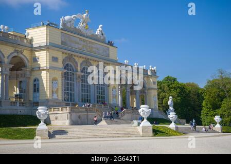 VIENNE, AUTRICHE - 28 AVRIL 2018 : le jour d'avril ensoleillé au pavillon 'Glorietta' dans le palais et parc de Schönbrunn Banque D'Images