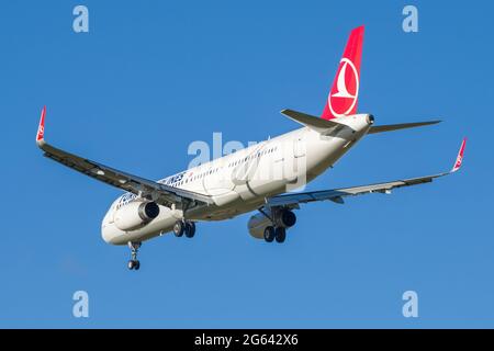 SAINT-PÉTERSBOURG, RUSSIE - 25 OCTOBRE 2018 : vol de départ Airbus A321-231 (TC-JTM) Turkish Airlines en gros plan contre le ciel bleu Banque D'Images