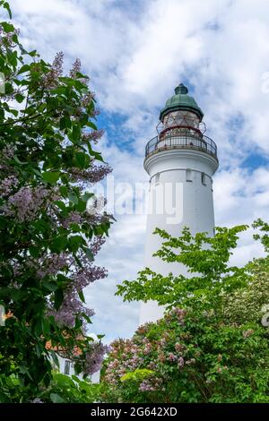 Stevns Klint, Danemark - 12 juin 2021 : vue sur le phare de Stevns, sur la côte est du Danemark, lors d'une belle journée d'été Banque D'Images