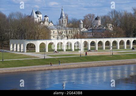 Jour d'avril ensoleillé dans la cour de Yaroslav. Veliky Novgorod, Russie Banque D'Images