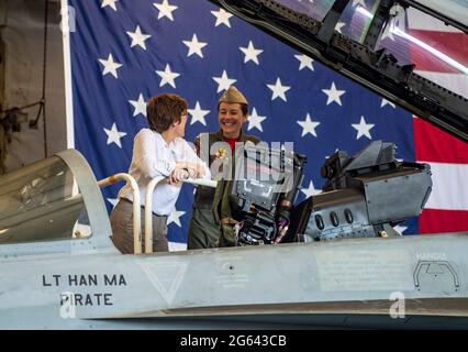 Norfolk, Virginie, États-Unis. 30 juin 2021. Le ministre allemand de la Défense Annegert Kramp-Karrenbauer, à gauche, parle avec le pilote de la marine américaine, le lieutenant Han Ma, dans la baie hangar du porte-avions de la classe Nimitz USS Harry S. Truman, lors d'une visite à la station navale de Norfolk le 30 juin 2021 à Norfork, en Virginie. Banque D'Images