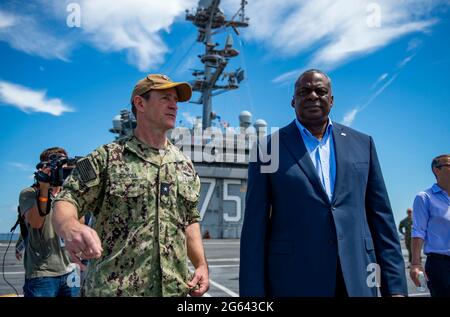 Norfolk, Virginie, États-Unis. 30 juin 2021. Le secrétaire à la Défense, Lloyd Austin, à droite, marche avec le sous-ministre adjoint. Ryan Scholl, commandant, Carrier Strike Group Eight, sur le pont de vol du porte-avions de la classe Nimitz USS Harry S. Truman le 30 juin 2021 à Norfork, en Virginie. Banque D'Images