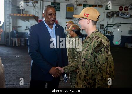 Norfolk, Virginie, États-Unis. 30 juin 2021. Le secrétaire à la Défense, Lloyd Austin, à gauche, accueille un marin dans la baie hangar du porte-avions de la classe Nimitz USS Harry S. Truman lors d'une visite à la base navale de Norfolk le 30 juin 2021 à Norfork, en Virginie. Banque D'Images