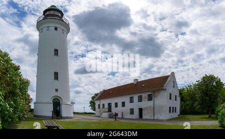 Stevns Klint, Danemark - 12 juin 2021 : vue sur le phare de Stevns, sur la côte est du Danemark, lors d'une belle journée d'été Banque D'Images