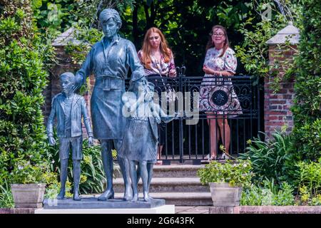 Londres, Royaume-Uni. 2 juillet 2021. Un flux constant de personnes viennent voir la statue le premier jour où elle est ouverte au public et la photographie de chaque ouverture. Une nouvelle statue de Diana, princesse de Galles, dans le jardin en contrebas du Palais de Kensington à Londres. Commandée par les fils de Diana, le Prince William et le Prince Harry en 2017, la statue a été conçue et exécutée par Ian Rank-Broadley et se trouve dans le jardin redessiné (par PIP Morrison). Il a été dévoilé le 1er juillet 2021, ce qui aurait été son 60e anniversaire. Crédit : Guy Bell/Alay Live News Banque D'Images