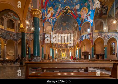 L'intérieur de la basilique de Santa Rita da Cascia, Cascia, Pérouse, Italie Banque D'Images