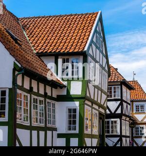 Svendborg, Danemark - 10 juin 2021 : maisons à colombages colorées blanchies à la chaux sous un ciel bleu Banque D'Images