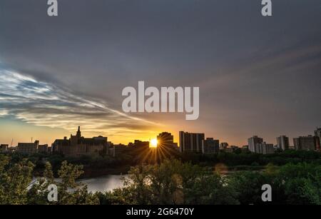 Coucher de soleil Saskatoon Skyline après la tempête Prairie Banque D'Images