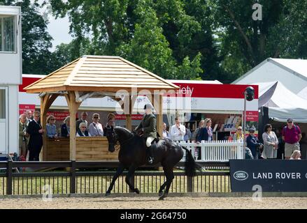 Windsor, Berkshire, Royaume-Uni. 2 juillet 2021. La reine Elizabeth II aimait regarder ses chevaux s'affronter aujourd'hui au deuxième jour du Royal Windsor Horse Show. Le Royal Windsor Horse Show a lieu depuis 1943 dans le domaine privé du château de Windsor et abrite sa Majesté la Reine. Crédit : Maureen McLean/Alay Live News Banque D'Images