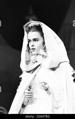 Helena Bonham-carter (Anne Catherick / Laura Fairlie) dans LA FEMME EN BLANC par Melissa Murray au Greenwich Theatre, Londres SE10 05/12/1988 basé sur le roman de Wilkie Collins design: Alexandra Byrne éclairage: Mick Hughes directeur: Sue Dunderdale Banque D'Images