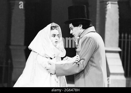 Helena Bonham-carter (Anne Catherick / Laura Fairlie), Gerard Logan (Walter Hartright) dans LA FEMME EN BLANC par Melissa Murray au Greenwich Theatre, Londres SE10 05/12/1988 basé sur le roman de Wilkie Collins design: Alexandra Byrne éclairage: Mick Hughes réalisateur: Sue Dunderdale Banque D'Images