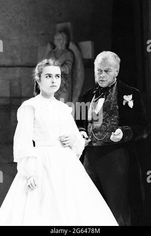 Helena Bonham-carter (Anne Catherick / Laura Fairlie), Michael Byrne (Comte Fosco) dans LA FEMME EN BLANC par Melissa Murray au Greenwich Theatre, Londres SE10 05/12/1988 basé sur le roman de Wilkie Collins design: Alexandra Byrne éclairage: Mick Hughes réalisateur: Sue Dunderdale Banque D'Images