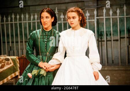 l-r: Helena Bonham-carter (Anne Catherick / Laura Fairlie), Jane Gurnet (Marian Halcombe), Michael Byrne (Comte Fosco) dans LA FEMME EN BLANC par Melissa Murray au Greenwich Theatre, Londres SE10 05/12/1988 basé sur le roman de Wilkie Collins design: Alexandra Byrne éclairage: Mick Hughes réalisateur: Sue Dunderdale Banque D'Images