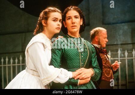 l-r: Helena Bonham-carter (Anne Catherick / Laura Fairlie), Jane Gurnet (Marian Halcombe), Michael Byrne (Comte Fosco) dans LA FEMME EN BLANC par Melissa Murray au Greenwich Theatre, Londres SE10 05/12/1988 basé sur le roman de Wilkie Collins design: Alexandra Byrne éclairage: Mick Hughes réalisateur: Sue Dunderdale Banque D'Images