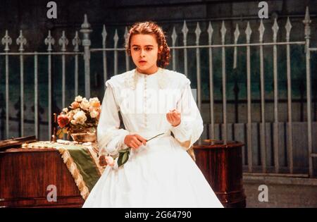 Helena Bonham-carter (Anne Catherick / Laura Fairlie) dans LA FEMME EN BLANC par Melissa Murray au Greenwich Theatre, Londres SE10 05/12/1988 basé sur le roman de Wilkie Collins design: Alexandra Byrne éclairage: Mick Hughes directeur: Sue Dunderdale Banque D'Images