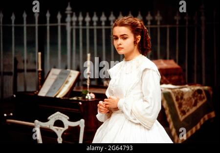 Helena Bonham-carter (Anne Catherick / Laura Fairlie) dans LA FEMME EN BLANC par Melissa Murray au Greenwich Theatre, Londres SE10 05/12/1988 basé sur le roman de Wilkie Collins design: Alexandra Byrne éclairage: Mick Hughes directeur: Sue Dunderdale Banque D'Images