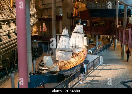 Stockholm, Suède - 24 juin 2021 : touristes profitant d'une visite au Musée Vasa de Stockholm Banque D'Images