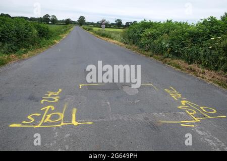 2021 juin - marquage routier avec peinture en aérosol prêt à suivre par l'équipe de réparation. Banque D'Images