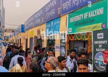 KOLKATA, INDE - 9 FÉVRIER 2018 : clients au salon du livre de Kolkata. C'est la plus grande foire du monde, la plus fréquentée et la plus célèbre des livres non commerciaux. Banque D'Images