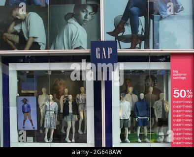 Londres, Royaume-Uni. 02 juillet 2021. Le magasin phare DE GAP dans le centre de Londres fermera à mesure que la société américaine de vêtements fermera les 81 magasins de grande rue progressivement en août et septembre 2021. L'ÉCART continuera à faire du commerce en ligne. (Photo de Martin Pope/SOPA Images/Sipa USA) crédit: SIPA USA/Alay Live News Banque D'Images