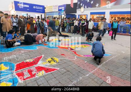 KOLKATA, INDE - 5 FÉVRIER : plancher de peinture de jeunes artistes à la foire du livre de Kolkata, le 5 février 2015 à Kolkata. C'est le plus grand, le plus atten du monde Banque D'Images