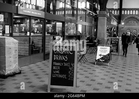 Copenhague / Denamrk /16 Mars 2017 -Voyage de la vie à côté de la gare centrale de Copenhague (hovdbanegården) les gens attendent à des bancs de smmer et l'hiver Banque D'Images