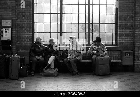 Copenhague / Denamrk /16 Mars 2017 -Voyage de la vie à côté de la gare centrale de Copenhague (hovdbanegården) les gens attendent à des bancs de smmer et l'hiver Banque D'Images