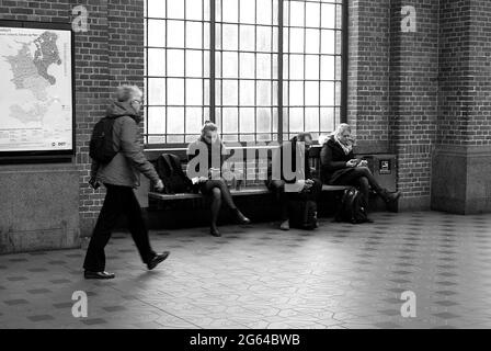 Copenhague / Denamrk /16 Mars 2017 -Voyage de la vie à côté de la gare centrale de Copenhague (hovdbanegården) les gens attendent à des bancs de smmer et l'hiver Banque D'Images