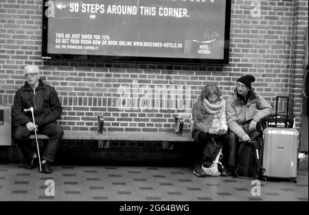 Copenhague / Denamrk /16 Mars 2017 -Voyage de la vie à côté de la gare centrale de Copenhague (hovdbanegården) les gens attendent à des bancs de smmer et l'hiver Banque D'Images